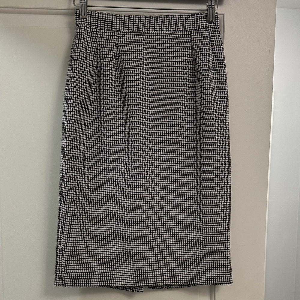 Classic Vintahe Black and White Houndstooth Skirt size 4